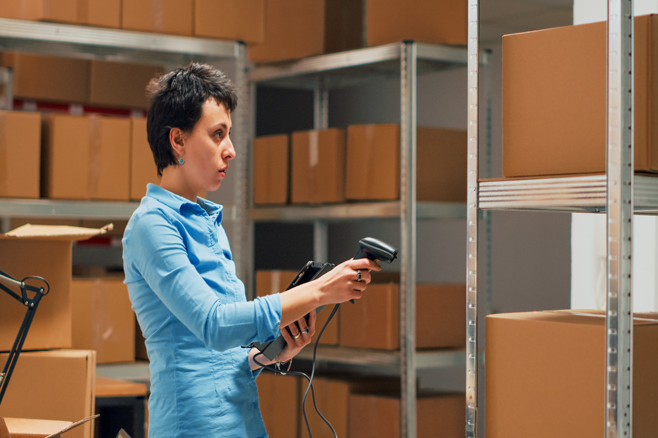 how-smart-warehouse-solutions-integrate-wms-barcode-and-rfid-for-real-time-operations